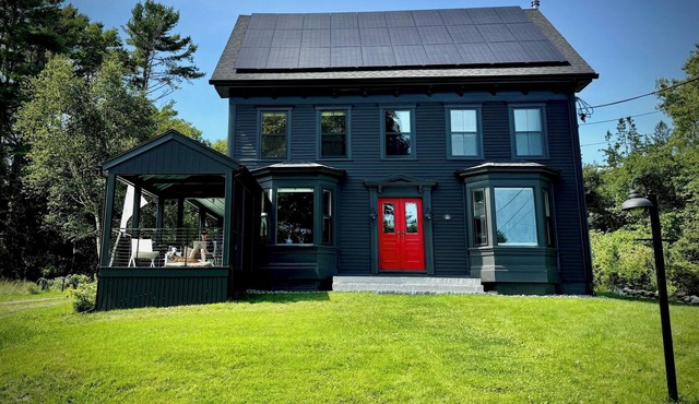 Gracious 4-bedroom house in Southport on Townsend Gut with a private pond.