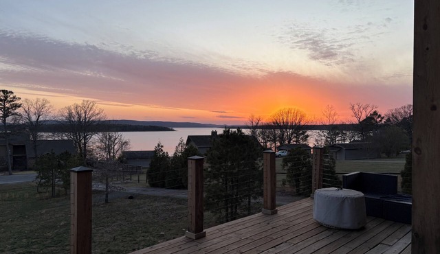 Greers Ferry Lake 4-bedroom house sleeps 12- Breathtaking SUNSETS -Golf Course