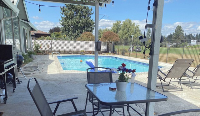Gresham Golf Course - Ranch Style With Swimming Pool in Gresham