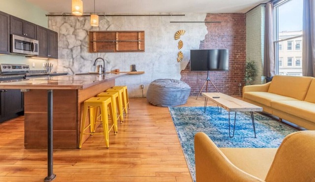HIDDEN DOWNTOWN GEM| ROOF DECK| SKYLINE VIEWS