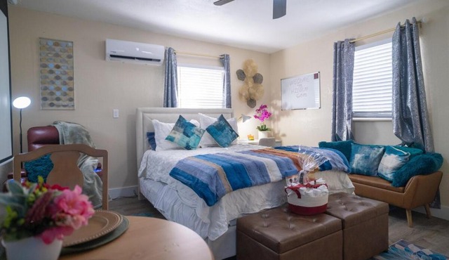 Hidden Gem Luxe 1 BEDROOM & Patio