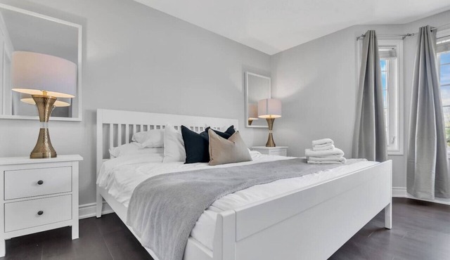*High-Ceiling* Home & *Relaxing Patio* in Waterloo