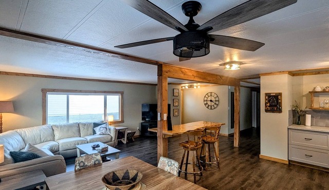 Hillcrest Hideaway: Spacious Mountain View Oasis