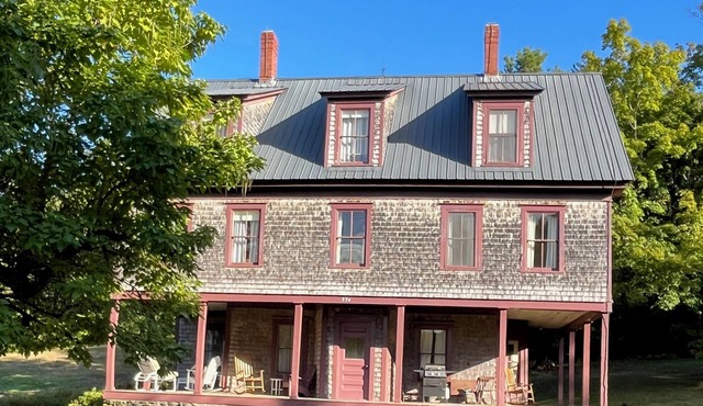 Hillside 7-bedroom house in Sebago perfect for gatherings