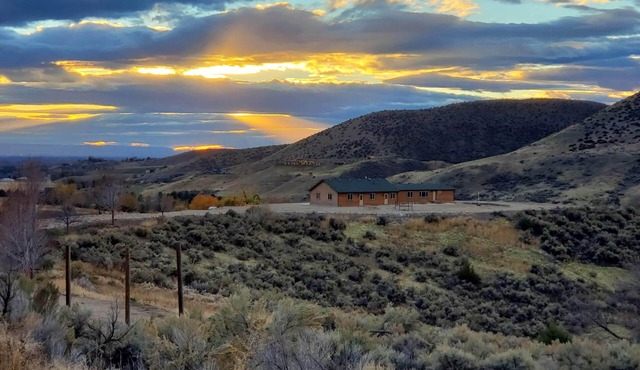 Hilltop Hideaway /10 acres - Family Friendly, Ski, Golf, Views. Fun starts here.