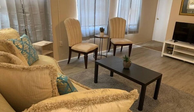 Historic Comfortable apartment (near Hospital 2nd Floor)