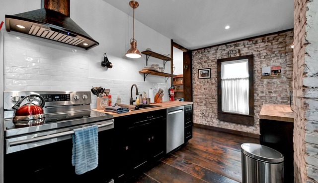 Historic Downtown. 3 BR, 2.5bath, Walking Distance to Restaurants Shops,Skiing.