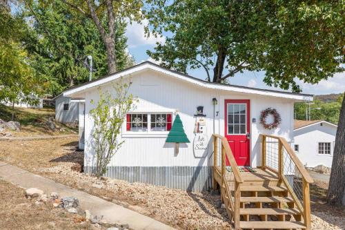 Historic Water's Edge Cottage 7