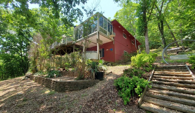 Hog Heaven-Lakefront-2 Kitchens, 2 Living Areas, Private & Wooded
