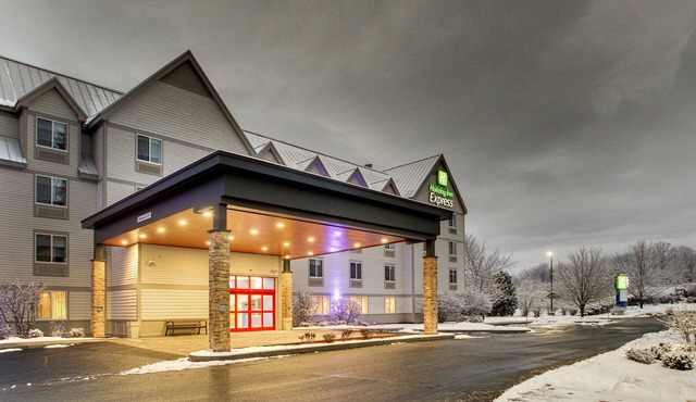 Holiday Inn Express & Suites Lincoln East - White Mountains by IHG