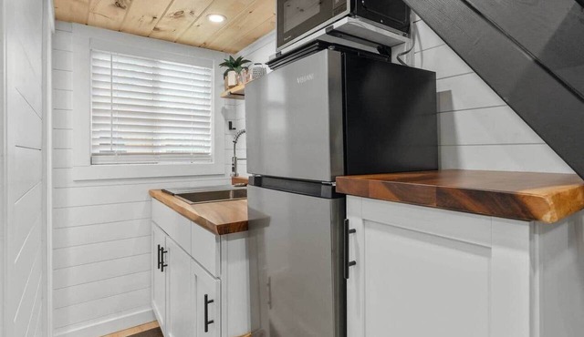 Hoot Owl Holler | Cozy Tiny Home for 2 · Hot Tub · Near the