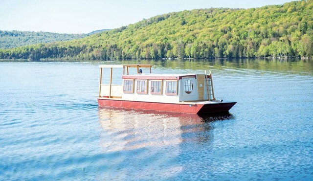 Houseboat ROAM on Lake Pemaquid