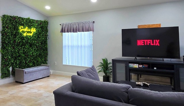 Huge Modern 3BR Family Home - Fully Stocked Kitchen + Board Games + Pet Friendly