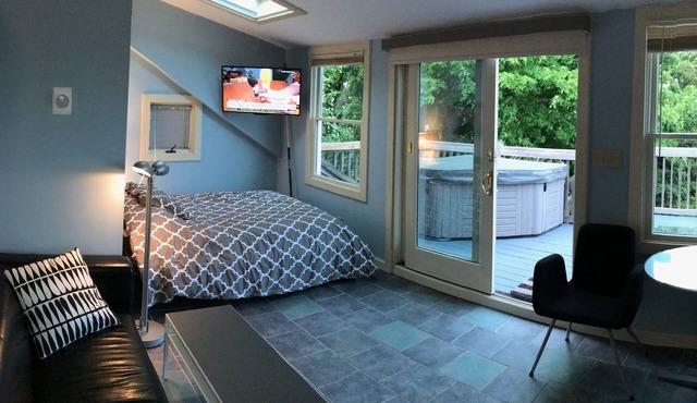 In Town Private Studio with Hot Tub!