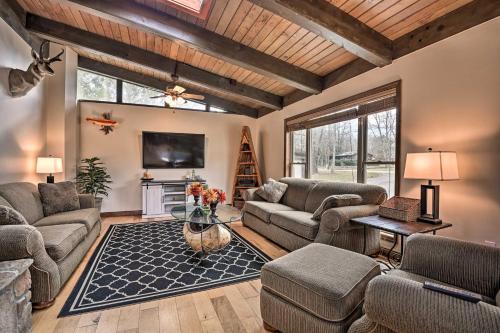 Indian Lake Retreat w/Wet Bar & Covered Deck
