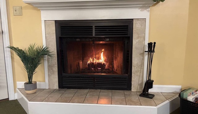 Inviting Condo w Fire Place & Hot Tub