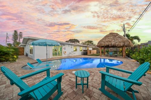 Island Oasis with Heated Pool Private Tiki Bar!