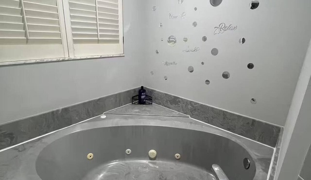 Jacuzzi Gameroom Rococo Retreat 4BR Sleeps 10