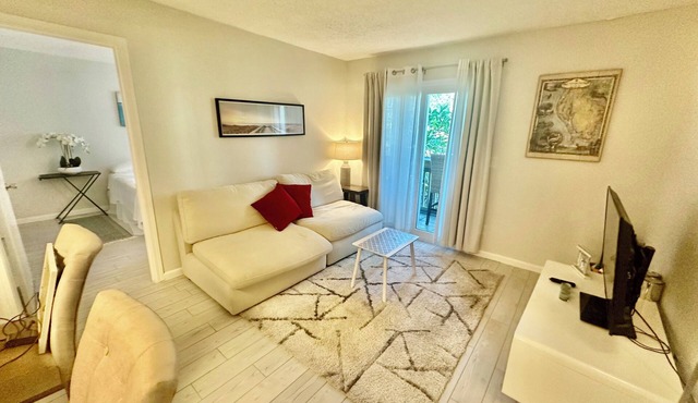 King Bed, Remodeled, Pool & Hot Tub Near Beach.