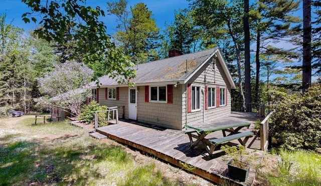 Lady Slipper Cottage: Charming Lakefront Retreat with Canoes, Kayaks, and Modern Comforts