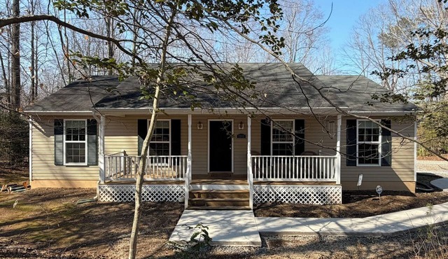 Lake access home centrally located to many Lake Anna amenities. Pet friendly!