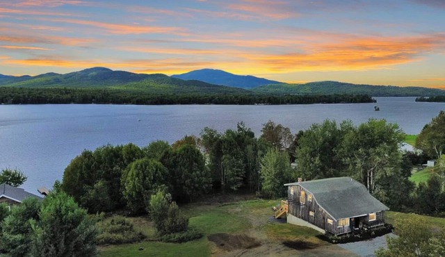 Lake View Lodge (Waterfront in Town!)