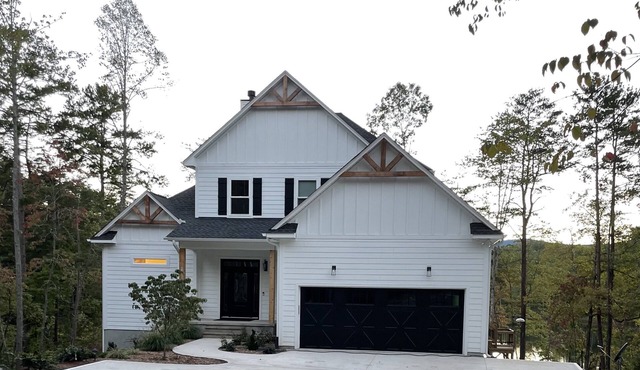 Lakefront home near vineyards, orchards tubing zip lining Biltmore & much more!