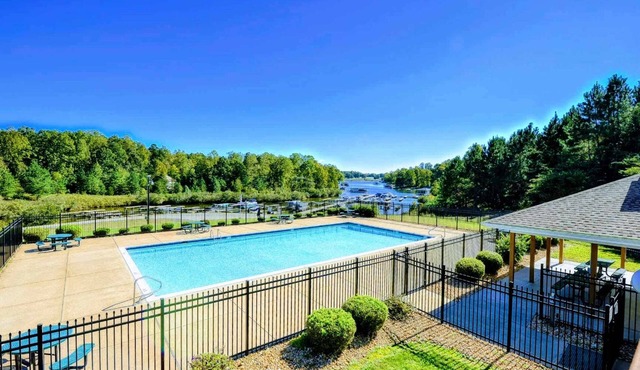 Lakefront Luxury 7BR, 7BA, Beach, Dock, Views