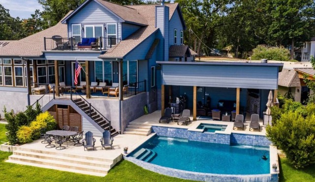 Lakefront. Private Infinity Pool. Hot tub. Fishing dock.