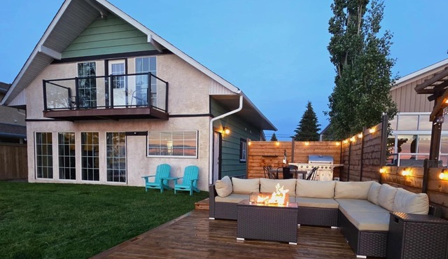 Lakefront property with a stunning view and a private access to the lake!