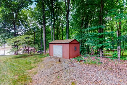 Lakefront retreat w/private dock, fast WiFi, gas grill & central AC, dogs
