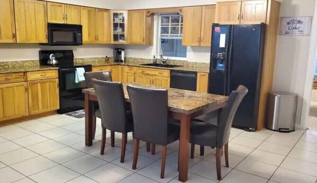 LAKEHOUSE,on water with dock Premier Treasure Island area.3-bedroom house w/AC