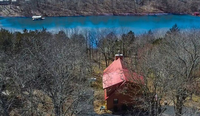 Lakeside Beautiful Cabin with Loft & Balls