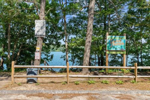 Lakeside Cape Cod Family Firepit Near Beaches
