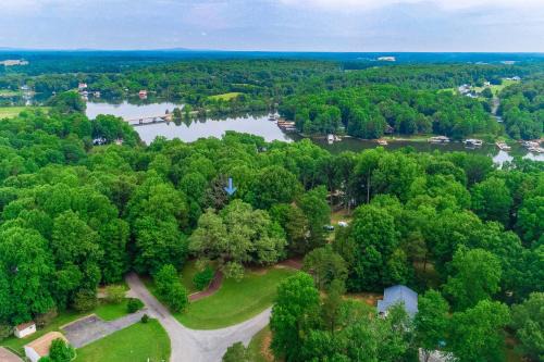 Lakeside log home with a private deck, WiFi, firepit, central AC, & washer/dryer
