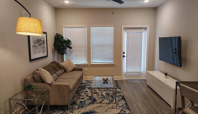 Landing | Modern 2BD, Pool, Gym