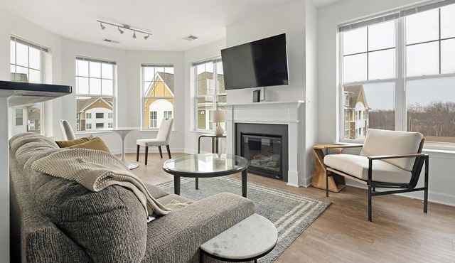 Landing | Spectacular 2BD, Pool, Gym
