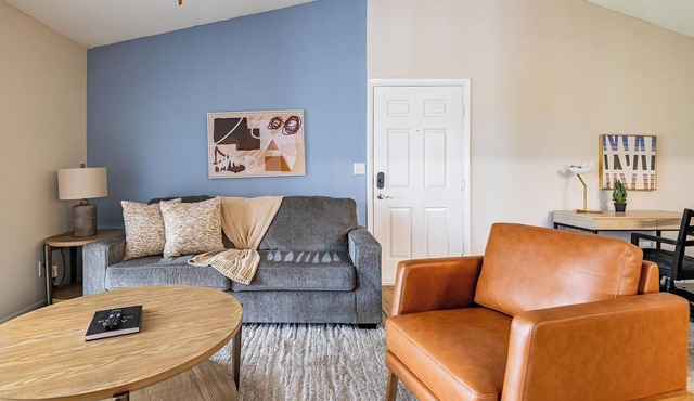 Landing | Stylish 2BD, Tennis Court, Gym
