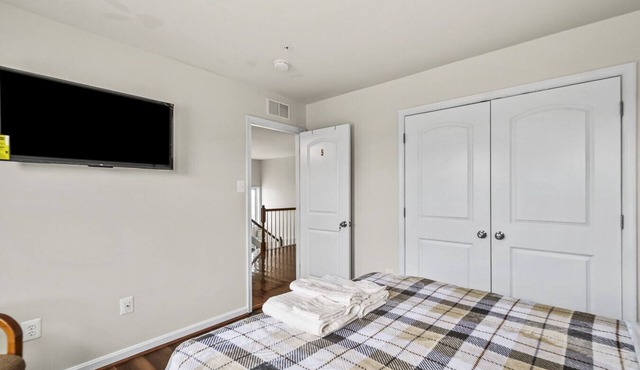 Large 6Bdrm home sleeps 18 w/parking near DC