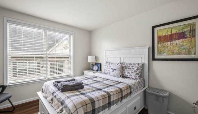 Large 7 bedroom sleeps 22 With Parking Near DC