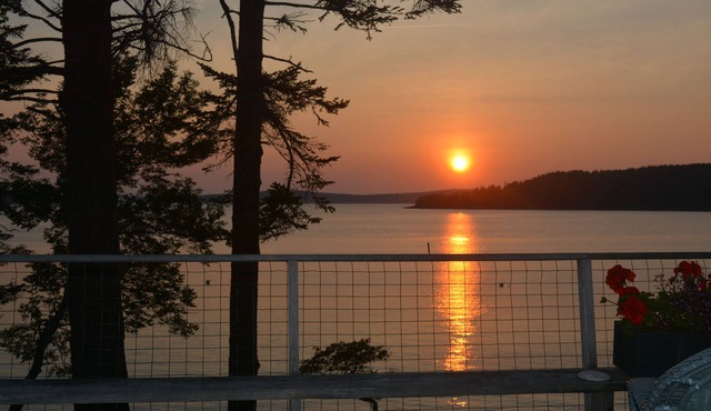 Large, Comfy Ocean Front home minutes from Acadia National Park!