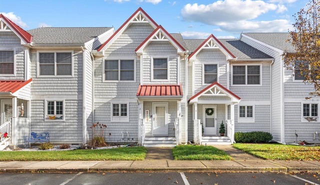 Large Three Bedroom Townhome with Great Amenities
