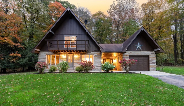Laurel Highlands Getaway Chalet - Fire Pit, Game Room, Near Lake & Ski Resorts