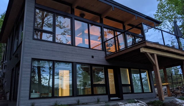 Le Riverain. Riverfront Modern Cottage.