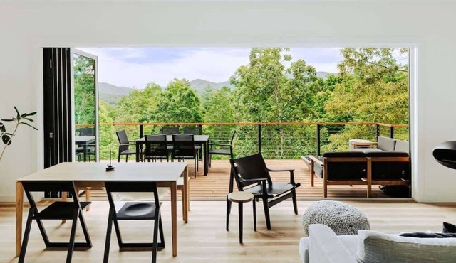 Letting Geaux| Hot Tub + Pool Table + Fire Pit