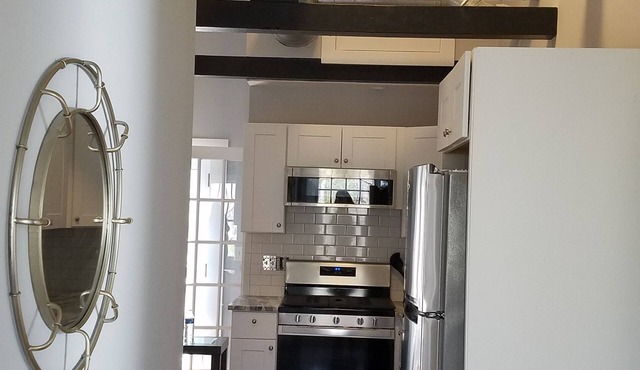 Loft Style ,Sleep 4, 2 mins to Beach, UNE, dining, outlets, fishing, EVERYTHING!