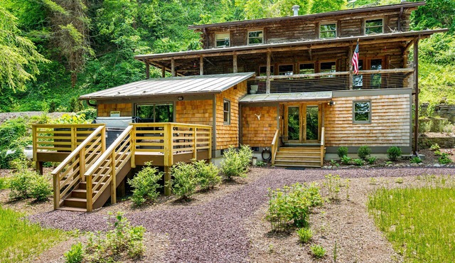 Log cabin w/riverfront & hot tub