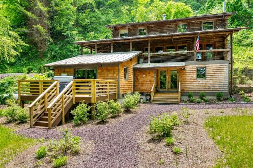 Log cabin w riverfront & hot tub