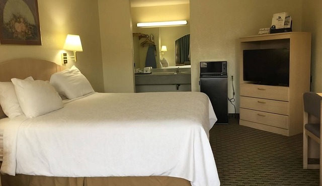 Look No Further! Free Breakfast & Parking, Pool, Minutes to Cambridge Park