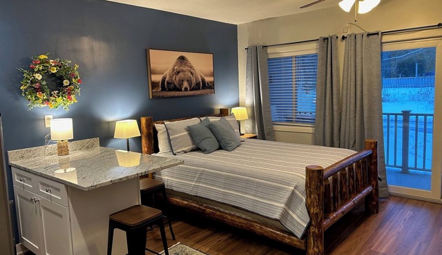 Loon's Edge Retreat -Recently Renovated, Ski, Hike, Mountain views, Pool/hot tub